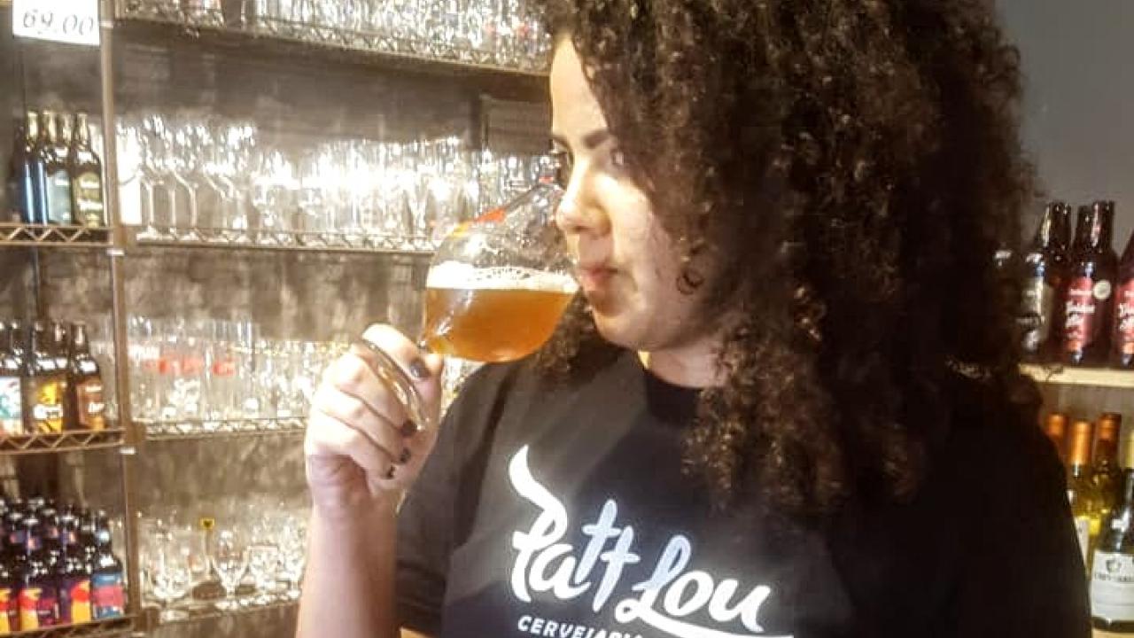 Tapping Potential Scholarship winner Nadhine França tastes a beer